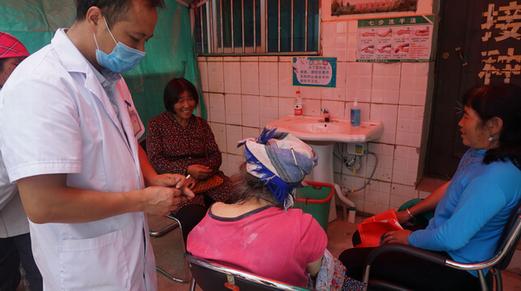 為群眾創(chuàng)造了不出家門享受中醫(yī)藥服務(wù)的機(jī)會(huì),通過(guò)健康咨詢,健康教育