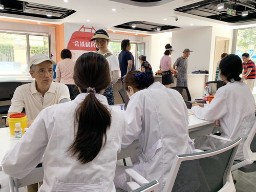 上海六一兒童醫(yī)院走進寶山路街道開展便民服務(wù)活動,為居民答疑解惑