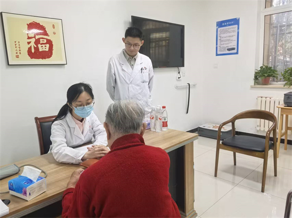 東方焦點(diǎn) | 內(nèi)通外調(diào)護(hù)健康，聯(lián)合義診惠老兵——北京中醫(yī)藥大學(xué)東方醫(yī)院開展健康咨詢服務(wù)
